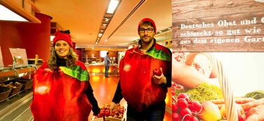 Zugreifen und zubeißen: Erzeuger verschenken Äpfel auf dem Campus Berliner Tor der HAW