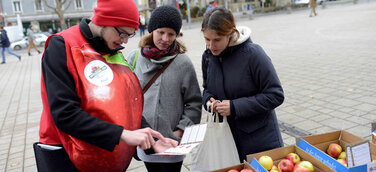 Zugreifen und zubeißen: Erzeuger verschenken Äpfel auf dem Wilhelmsplatz