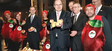 Zugreifen und zubeißen: Erzeuger verschenken Äpfel während der Internationalen Grünen Woche