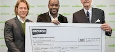 Sternekoch Nelson Müller und Groupon übergeben Spenden an Herzenswünsche