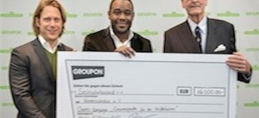 Sternekoch Nelson Müller und Groupon übergeben Spenden an Herzenswünsche