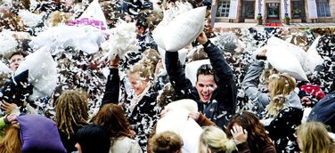 Hier fliegen die Federn: BLU Pillow Fight Day