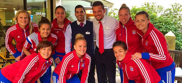„Frauen vor, noch ein Tor“: Frauen-Mannschaft des FC Bayern München zu Gast im Park Inn by Radisson Bielefeld