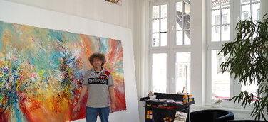 Inspirierender Platz für abstrakte Großformate: Stadt-Atelier eröffnet