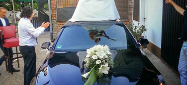 Warum die Braut auf dem Auto tanzt
