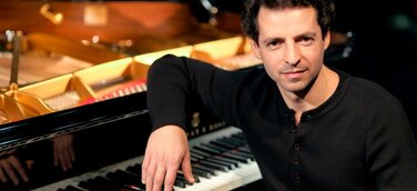 Pianist Roman Zaslavsky spielt bei Ladies Lunch