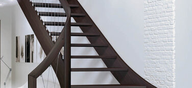 Streger ergänzt sein Treppensortiment durch Wangentreppe mit Geländer aus Edelstahlseilen