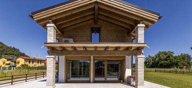 Holzhaus mit ausdrucksstarkem Materialmix