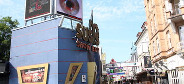 Kunst-Aktion: Riesen-Auge über(wacht) Hamburg