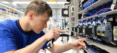 Von Null auf 800 in fünf Jahren: Bayerns führende „Praktiker-Universität“ mit Rekordwachstum im Rheinland