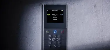 PCS präsentiert neues hybrides Zeiterfassungsterminal INTUS 5200 mit Touch und Tastatur.