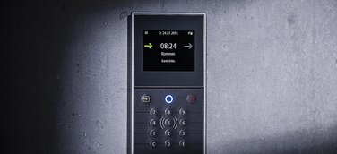 PCS präsentiert neues hybrides Zeiterfassungsterminal INTUS 5200 mit Touch und Tastatur.