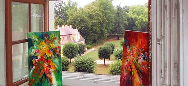 Abstrakte Gemälde verbinden Barock und Moderne im Schloss