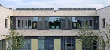 Rubner realisiert Erweiterungsbau des Sonderschulzentrums mit Pfosten-Riegel-Fassaden und Glasdach