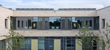 Rubner realisiert Erweiterungsbau des Sonderschulzentrums mit Pfosten-Riegel-Fassaden und Glasdach