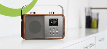 ALBRECHT DR 850: Radio im dekorativen Retro-Holzgehäuse mit eindrucksvollem Klang und Farbdisplay