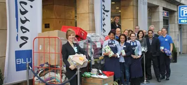 RADISSON BLU HOTEL, BREMEN SPENDET SECHS CONTAINER WINTERKLEIDUNG FÜR FLÜCHTLINGE