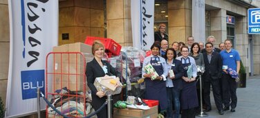 RADISSON BLU HOTEL, BREMEN SPENDET SECHS CONTAINER WINTERKLEIDUNG FÜR FLÜCHTLINGE