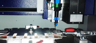 Auftragung von UV-Klebstoff im Elektronikbereich