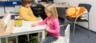 hl-studios richtet Eltern-Kind-Zimmer ein - mit Mama und Papa in der Agentur