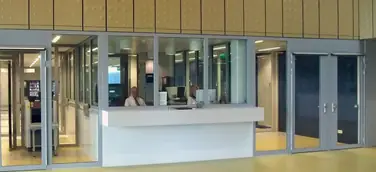 Umfassende Sicherheit mit zertifiziertem Profilsystem – ergänzt um Fenster und Trennwände