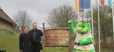 Die neue Wikingerwelt an der Ostsee: Enthüllung des Ortsschilds von Klein Heddeby legt Grundstein für „Dampland“