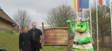 Die neue Wikingerwelt an der Ostsee: Enthüllung des Ortsschilds von Klein Heddeby legt Grundstein für „Dampland“