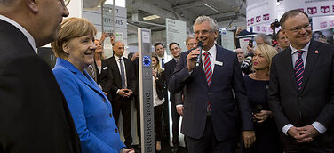 Bundeskanzlerin Angela Merkel besucht PCS Systemtechnik auf der CeBIT 2016.