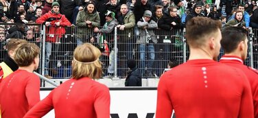 Ultras nehmen Hannover 96-Spielern die Trikots ab
