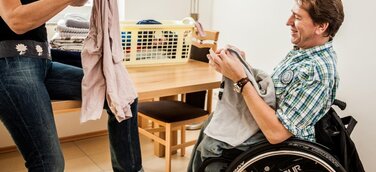 Pflegebgedürftige und Angehörige: Mit professioneller Hilfe von Ergothotherapeuten klappt es zuhause