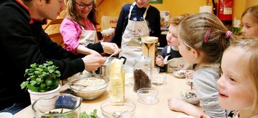 Frühstücken für den Umweltschutz - Kleine Mülldetektive und Johannes Büchs entdecken, wo sie Plastikmüll sparen können