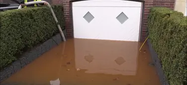 Patentierte Weltneuheit: Das wasserdichte Tor- und Türsystem AquaLOCK