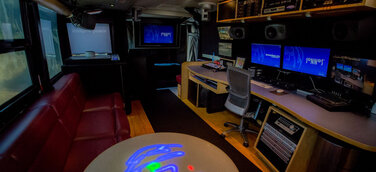 Sonnet stattet John Lennon Educational Tour Bus mit neuester Thunderbolt 2-Technologie aus