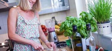 Rheuma: Erste Anzeichen ernst nehmen, schmerzende Betätigungen dosieren – so der Rat von Ergotherapeuten