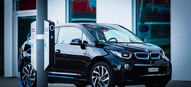 Die erste Schweizer eluminocity Ladestation für Elektroautos in Zürich