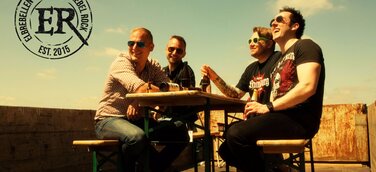 ElbRebellen: Gitarrengott in Familie aufgenommen