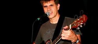 Jo Oliver “Shine On (You)”– Der Sänger & Multi-Instrumentalist komponiert, textet, arrangiert, produziert, singt und spielt alle Instrumente