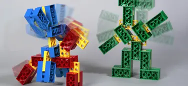 COMO® - Kinder bauen bewegliche Figuren aus Basisbausteinen und in sechs Richtungen