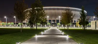Fußballstadion Krasnodar und Parkgelände im Lichterglanz