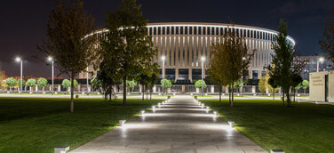 Fußballstadion Krasnodar und Parkgelände im Lichterglanz