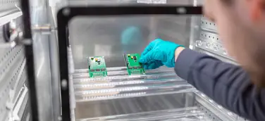 TechnoLab mit FTIR-Spektroskopie und Hochleistungs-Mikroskopen kleinsten Defekten in der Mikroelektronik auf der Spur