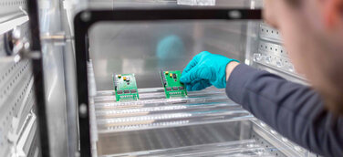 TechnoLab mit FTIR-Spektroskopie und Hochleistungs-Mikroskopen kleinsten Defekten in der Mikroelektronik auf der Spur