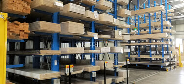 Kragarm-Verfahrregal: Viele Arbeitsplatten auf kleinstem Raum