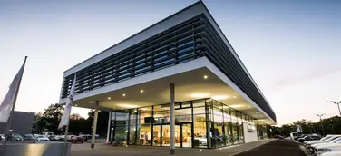 Strom tanken an Ladestationen von eluminocity im neuen Kompetenzzentrum für E-Mobilität