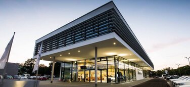 Strom tanken an Ladestationen von eluminocity im neuen Kompetenzzentrum für E-Mobilität