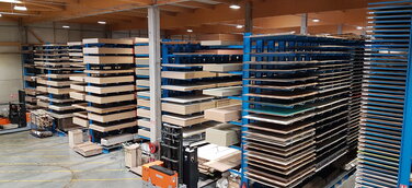 Hoch gestapelt auf flexiblen Armen