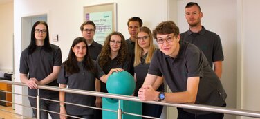 Hier trifft Theorie auf Praxis: Neben den neuen Auszubildenden starten erstmals duale Studierende