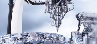 RAMPF entwickelt voll automatisierte Klebeanlage für Kfz-Außenteile