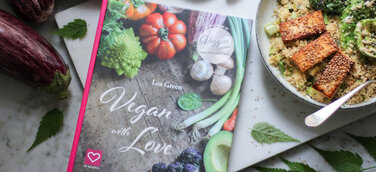 VEGAN WITH LOVE - das beliebte Kochbuch von Foodbloggerin Lea Green jetzt im GrünerSinn-Verlag