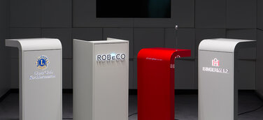 Neue Rednerpulte: Für Auge und Ohr